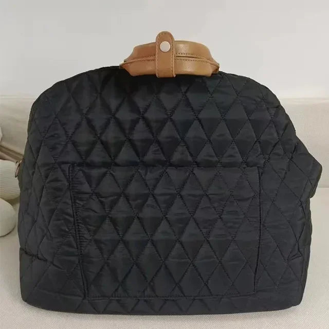 Présentation de joli sac de transport pour chien de couleur Noir
