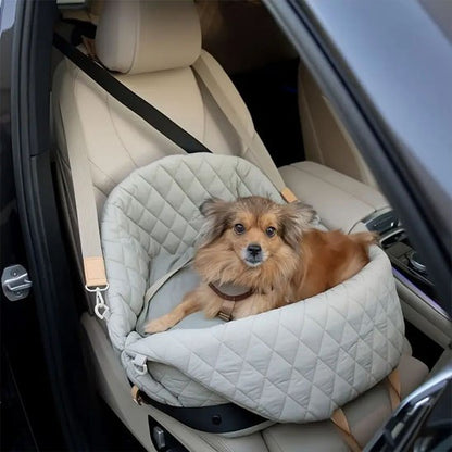 Sac de transport pour chien installé sur un siège auto avec fixation de sécurité.