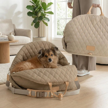 Chien allongé dans sac de trans port pour chien beige au sol, personne tenant modèle similaire