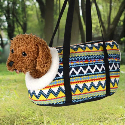 Sac de transport chien motif aztèque porté avec un Caniche marron sortant la tête.