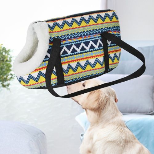 Sac de transport chien style géométrique bleu et jaune avec rebord en peluche blanche.