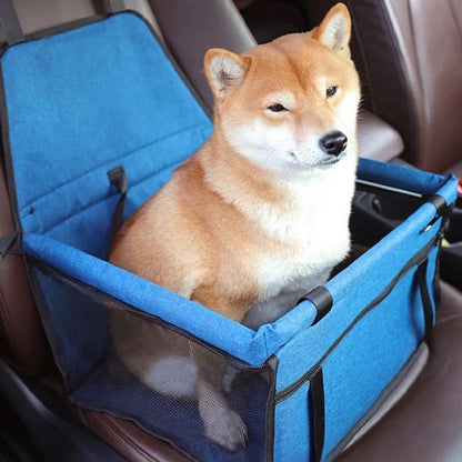 Shiba Inu installé dans un siege auto chien bleu chiné avec parois en filet noir.