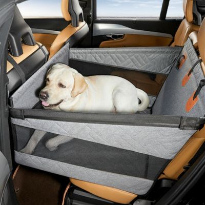 Siege auto chien gris matelassé avec un Labrador de couleur sable couché à l'intérieur.