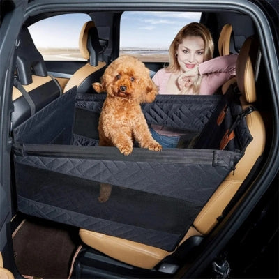 Siege auto chien type panier noir avec un caniche et une femme en arrière-plan.