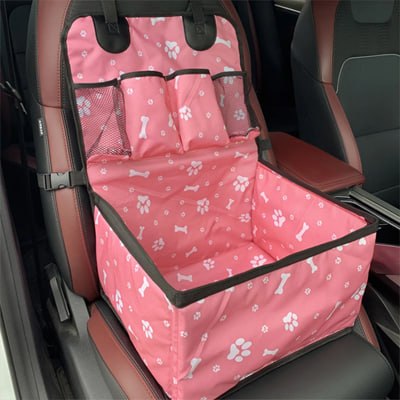 Panier siege auto chien rose vide montrant les poches de rangement et les sangles de fixation.