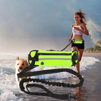 Laisse pour chien : Cette jeune fille cours au bord de la mer avec son toutou grâce à une  laisse main libre de couleur noir et vert fluo