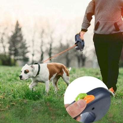 Une laisse pour chien : Il promène son dogue argentin au parc avec une laisse en nylon et plastique ABS disposant de deux laisses rétractables anti-emmêlement de couleur orange.