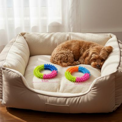 Petit chien brun dans son panier avec deux tailles de jouet chien : 9.5cm et 12.5cm indiqués.