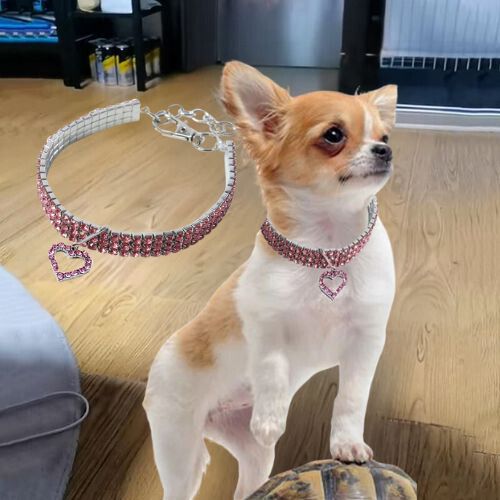 Ce collier chien  de couleur rose orné de strass brillant et d'un pendentif en cœur procure à votre toutou bonheur et aisance tout en laissant détendu dans le salon