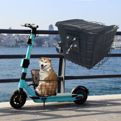 Chien Shiba Inu dans un vélo panier chien sur une trottinette bleue face à la mer.